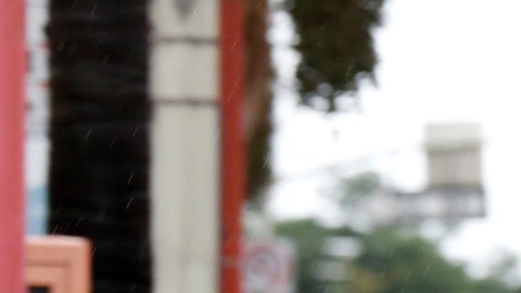 Agarra tu paraguas y llévate una chamarra, porque va a llover. (Aurelia Ventura/La Opinion)