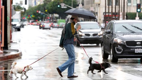 Agarra tu paraguas y llévate una chamarra, porque va a llover. (Aurelia Ventura/La Opinion)
