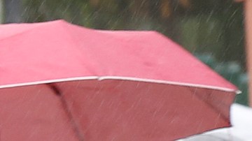 Angelinos tratan de protegerse de la lluvia. (Aurelia Ventura/La Opinion)