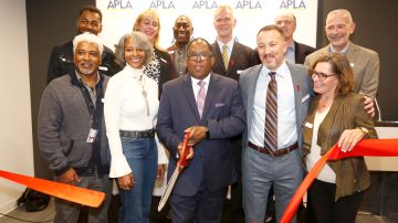 El supervisor Mark Ridley-Thomas (c) corta el listón para la inauguración de APLA Health./ foto: Aurelia Ventura.