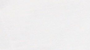 Niños de la caravana de migrantes juegan en refugio.