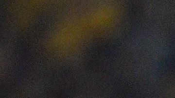 Aquino (i) de Tigres pelea el balón con  Iniestra (d) de Pumas de la UNAM.