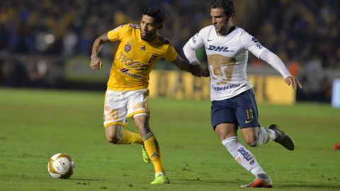 Aquino (i) de Tigres pelea el balón con  Iniestra (d) de Pumas de la UNAM.