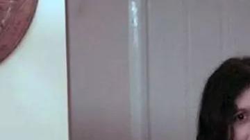 La pareja junto al pequeño bebé.