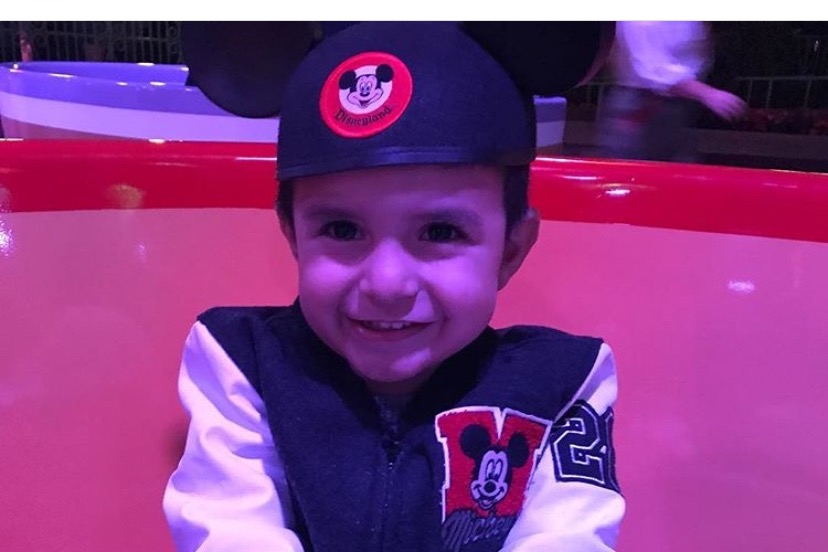 Niño de 3 años muere tras ser apuñalado en Fontana - La Opinión