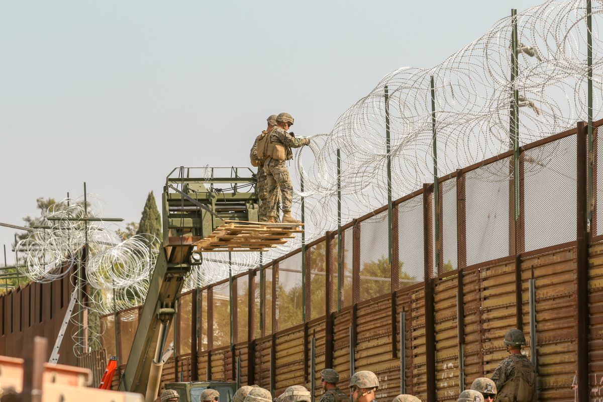 Infantes de marina y soldados fortifican la cerca fronteriza en el sur de California. 