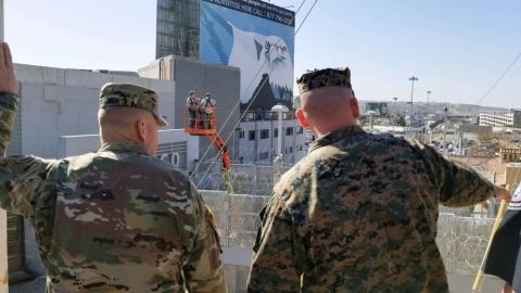 Militares trabajan con la Patrulla Fronteriza en la Garita San Ysidro en California.