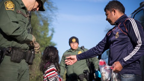 Patrulla Fronteriza detiene a inmigrantes en McAllen, Texas.