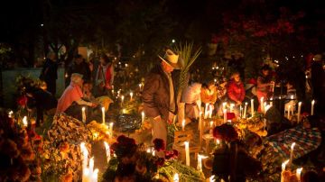 Los mexicanos recuerdan a sus muertos en una festividad llena de tradición.