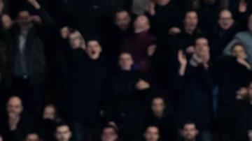 El mexicano Hirving Lozano yace en el césped mientras Danilho Doekhi del Vitesse es expulsado. (Foto: EFE/EPA/THOMAS BAKKER)