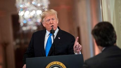 Trump se enfrentó al corresponsal Jim Acosta en la rueda de prensa sobre los resultados de las elecciones.