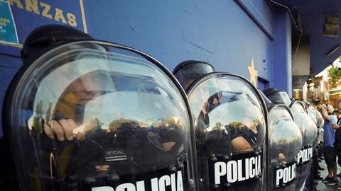 Hinchas de Boca enfrentan a la policía afuera del estadio La Bombonera por una entrada para la final de la Copa Libertadores.