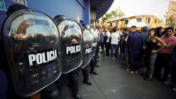 Hinchas de Boca enfrentan a la policía afuera del estadio La Bombonera por una entrada para la final de la Copa Libertadores.