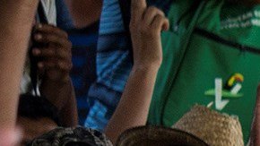 Miembros de la caravana migrante votan por seguir hacia EEUU.