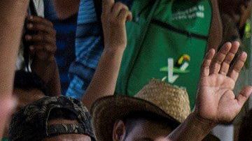 Miembros de la caravana migrante votaron en México por seguir hacia EEUU.