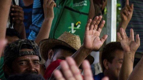 Miembros de la caravana migrante votaron en México por seguir hacia EEUU.