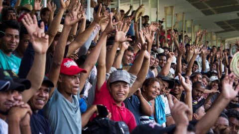 Miembros de la caravana migrante votaron en México por seguir hacia EEUU.