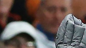 Pep Guardiola y Sergio Aguero festejan el triunfo del City ante el Manchester United.