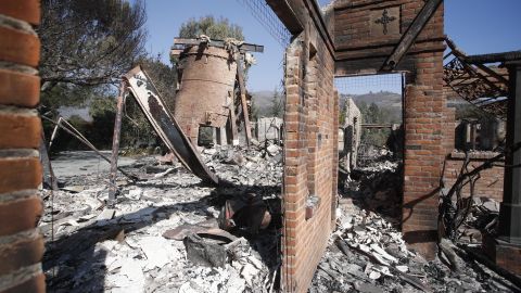 Los vientos vuelven a soplar dificultando la tarea de los bomberos.  EFE