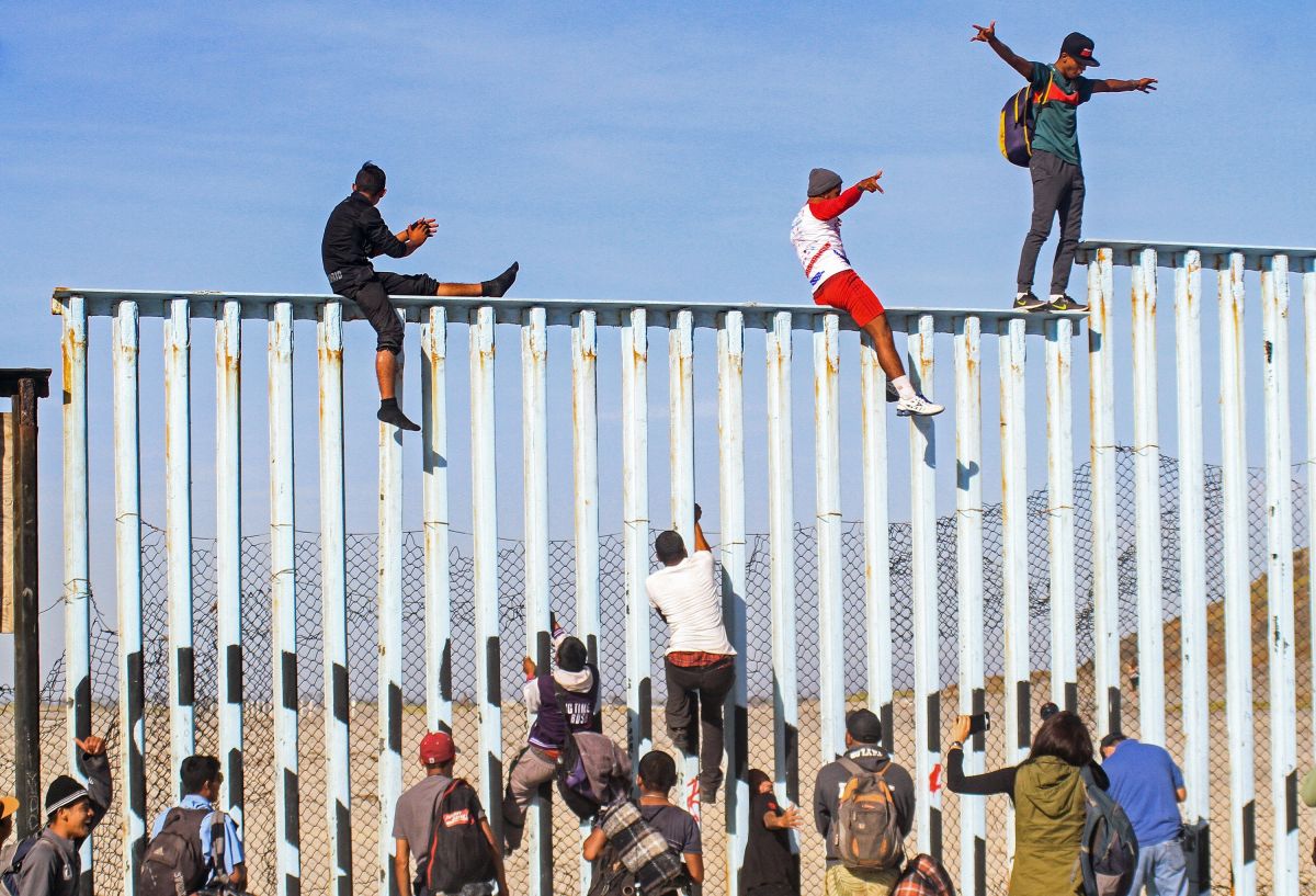 Caravana migrante alcanza la frontera entre México y EEUU La Opinión