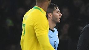 El brasileño Neymar se quejó de muchas faltas en el partido que Brasil sostuvo con Uruguay en Londres.