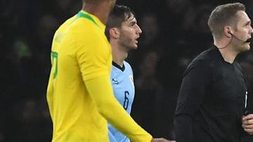 El brasileño Neymar se quejó de muchas faltas en el partido que Brasil sostuvo con Uruguay en Londres.