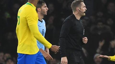 El brasileño Neymar se quejó de muchas faltas en el partido que Brasil sostuvo con Uruguay en Londres.