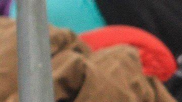 Migrantes centroamericanos descansan en el deportivo Benito Juárez, en Tijuana.