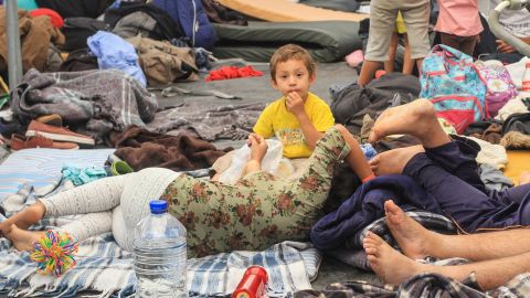 Migrantes centroamericanos descansan en el deportivo Benito Juárez, en Tijuana.