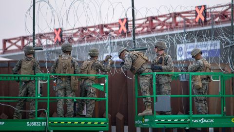 En San Diego, el Ejército y CBP colocaron alambres de púas.