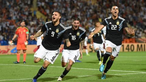 El argentino Mauro Icardi festeja su gol frente a México en el estadio Malvinas Argentinas en Mendoza (Argentina).