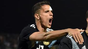 Mauro Icardi de Argentina festeja junto a Eric Lamela su gol frente a la selección de México en Mendoza (Argentina).