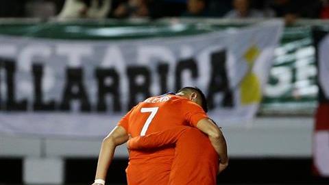 Alexis Sánchez abrazó al niño espontáneo y lo llevó afuera de la cancha