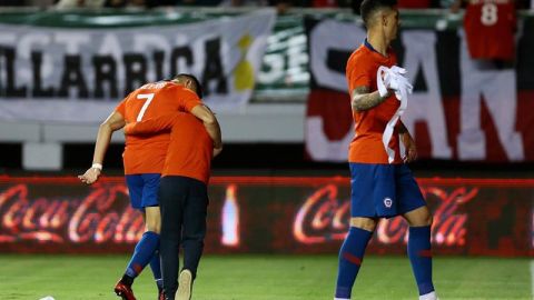 Alexis Sánchez abrazó al niño espontáneo y lo llevó afuera de la cancha