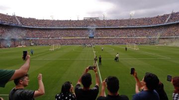 Aficionados de Boca Juniors despidieron a su equipo multitudinariamente en el estadio La Bombonera, de Buenos Aires.