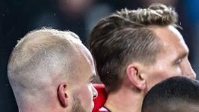 El delantero mexicano Hirving "El Chucky" Lozano es felicitado por sus compañeros, tras marcar el segundo de la noche