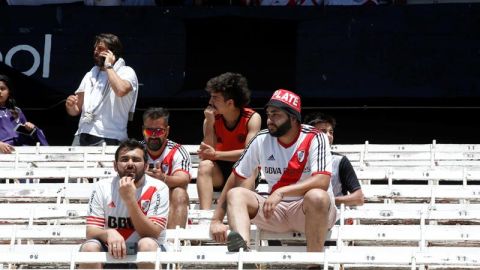 Aficionados de River Plate en las tribunas del estadio Monumental de Buenos Aires. La final de la Libertadores fue pospuesta.