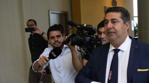 El presidente de Boca Juniors, Daniel Angelici pide tiempo a la Conmebol en Paraguay.