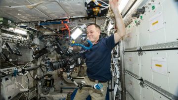 El astronauta Ricky Arnold filma en la Estación Espacial Internacional.