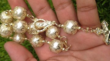 Mini-rosarios para regalar.