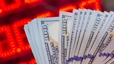 El dólar estadounidense avanza frente al peso mexicano.