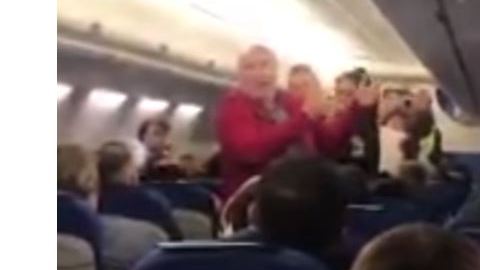 Expulsan a ancianos del avión