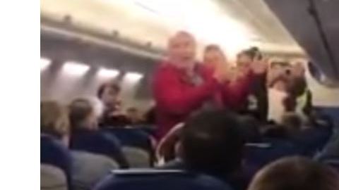 Expulsan a ancianos del avión