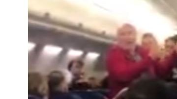 Expulsan a ancianos del avión