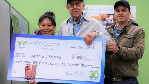 Anthony Scinta con su premio de lotería.