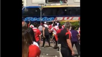 El autobús de Boca Juniors fue atacado por aficionados de River Plate
