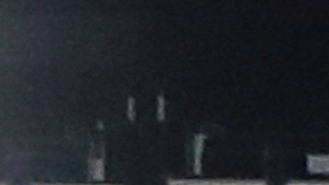 Los investigadores entran en el lugar del tiroteo.