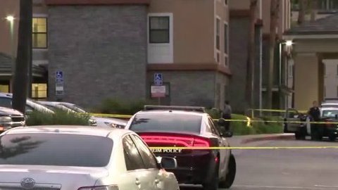 La Policía de Anaheim investigaba este domingo el hallazgo de un cadáver en el estacionamiento de Extended Stay Americana Orange County, del 1742 al sur de la Calle Clementine. (@KTLA)