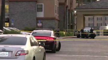 La Policía de Anaheim investigaba este domingo el hallazgo de un cadáver en el estacionamiento de Extended Stay Americana Orange County, del 1742 al sur de la Calle Clementine. (@KTLA)