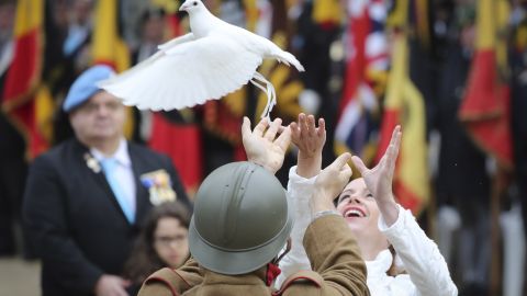 Dos personas lanzan una paloma durante una ceremonia en conmemoración del centenario del Armisticio de la Primera Guerra Mundial del 11 de noviembre de 1918, en la tumba del soldado desconocido en la Columna de Congres, en Bruselas, Bélgica, el 11 de noviembre de 2018, los líderes mundiales se han reunido en Francia para conmemorar el 100 aniversario. del primer armisticio de la guerra mundial, con servicios que tienen lugar en todo el mundo para conmemorar la ocasión. EFE / OLIVIER HOSLET